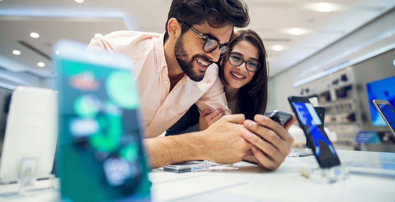 Spectrum Mobile customers looking at new devices.